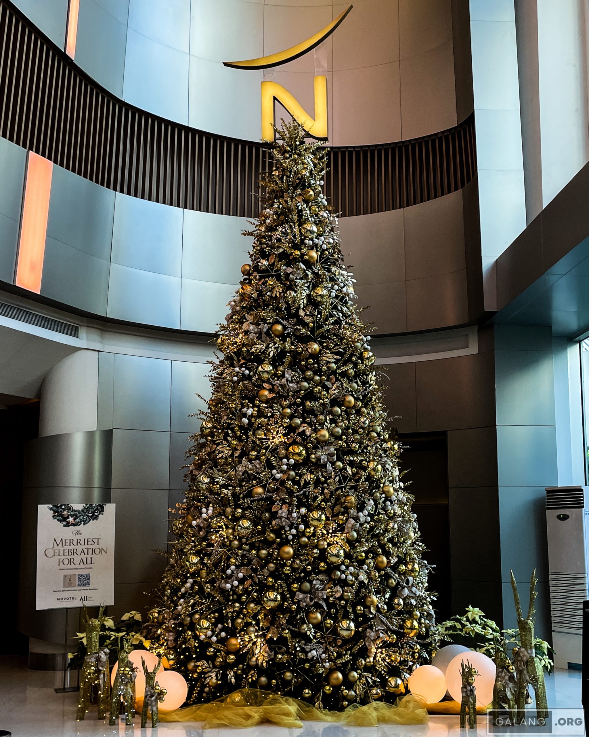 The Christmas Tree at the main lobby of the Novotel Manila Araneta City.